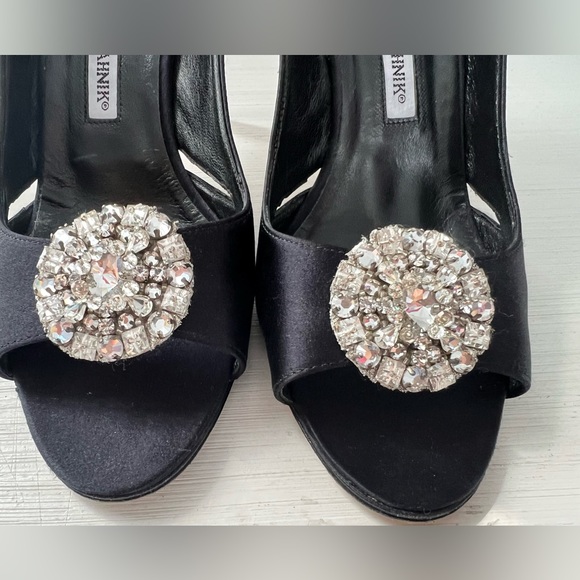 Manolo Blahnik satin stylish heels - Picture 5 of 7